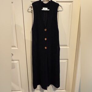 Chic and Trendy sleeveless crochet long cardigan.
Size M